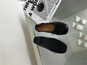 Vintage flat ballet shoes for women, stylish square toe shallow slip-on casual footwear.