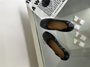 Classic black flat ballet shoes for women, comfortable round toe daily casual footwear.