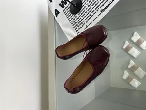 Retro square toe flat ballet shoes for women, shallow mouth single shoes detail view.