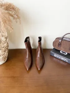 Bottines marron tendance a bout pointu et talons epais bas, ideales pour un style automnal elegant.