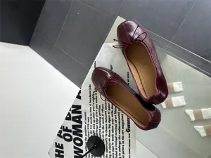 Retro burgundy flat ballet shoes for women, featuring soft square toe and delicate bow detail.