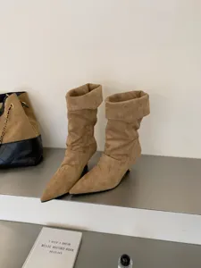 Vista detallada botas mujer elegantes punta fina tacón alto ante slouchy calzado otoño.