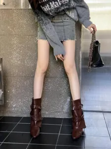 Vue détaillée de bottines tendance pour femmes en cuir à bout pointu et boucles métalliques.