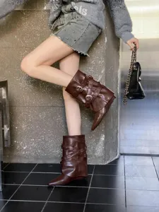 Élégantes bottines compensées marron pour femmes à bout pointu, boucles et rivets.