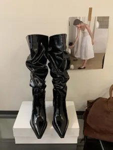 Botas altas arrugadas de charol negro con punta puntiaguda para mujer, tacón alto y fino elegante.