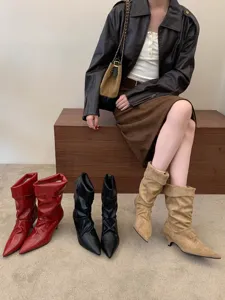 Vista detallada de botas fruncidas de tacón kitten y puntera puntiaguda, elegante estilo.