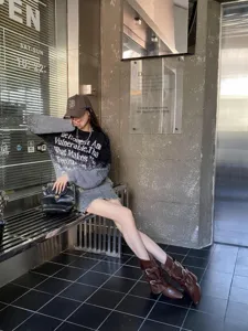 Bottines élégantes pour femmes avec un design à boucles chic et un talon confortable au quotidien.
