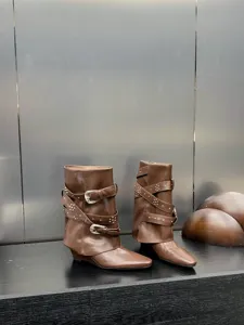 Vue detaillee de bottes talons compenses pointues marron elegantes avec boucles.
