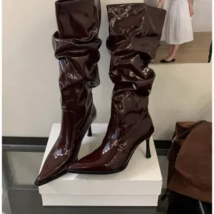 Botas altas de charol marrón oscuro slouchy tacón de aguja punta fina elegantes para mujer