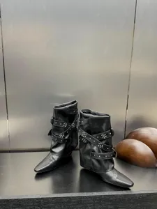 Femmes bottines noires a bout pointu et talon wedge avec laniere cloutee chaussures d'hiver