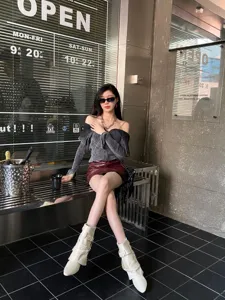 Vue détaillée de bottines pointues à la mode, talons compensés élégants et chics.