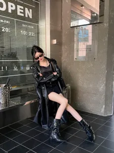 Vue détaillée de bottines noires élégantes en scène urbaine, style de mode moderne.