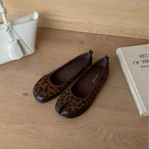 Scarpe Mary Jane stampa leopardata con punta divisa, eleganti scarpe Tabi retro tacco basso.
