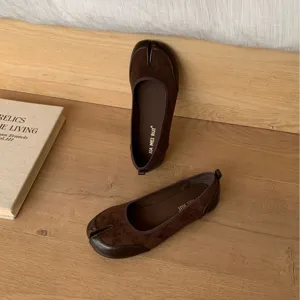 Scarpe basse Mary Jane marroni rétro da donna con punta divisa, comode e morbide scarpe casual.
