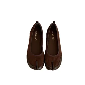 Scarpe basse da donna marroni con punta divisa, mary jane retrò in camoscio con tacco basso.