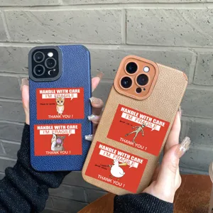 Vista detallada de fundas de teléfono de cuero con divertidos memes de animales frágiles.