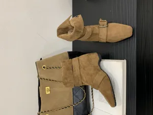 Bottes mi-hauteur marron en daim avec bout carré et bride à boucle pour un look rétro chic.