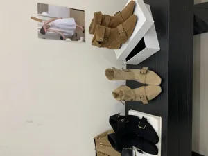 Vue détaillée de bottes mi-mollet rétro en suède avec boucles de différentes couleurs.