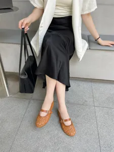 Vista dettagliata di scarpe Mary Jane intrecciate, design traforato traspirante con fibbia.