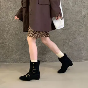 Bottes cavalières mi-mollet en daim pour femmes avec talons épais et boucles rétro.