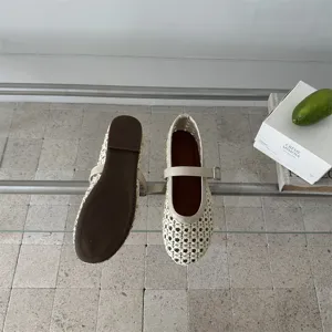 Vista dettagliata di scarpe basse Mary Jane intrecciate e traspiranti, eleganti beige.
