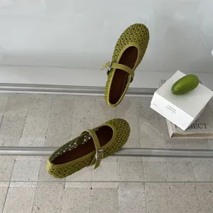 Scarpe Mary Jane verdi intrecciate traforate, ballerine traspiranti con fibbia.