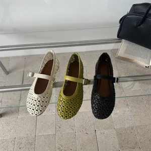 Vista dettagliata di scarpe basse Mary Jane in rete intrecciata di vari colori.