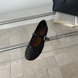 Dettaglio scarpa piatta Mary Jane nera intrecciata, calzatura casual traspirante.