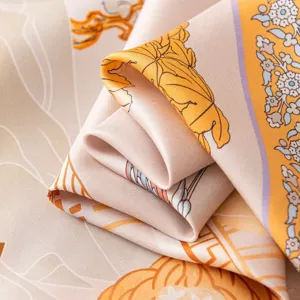 Luxuriöser 16 Momme Twill Maulbeerseide Quadratischer Schal mit elegantem Kutschen-Druck.