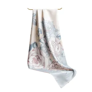 Luxurioeser Seidenschal mit elegantem Blumenmuster, hochwertiger Satinschal fuer Damen.