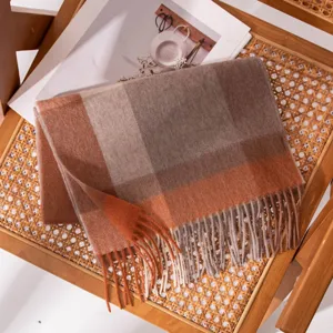 Vue detaillee echarpe a franges carreaux automne femme, chale en melange laine style chic et doux.