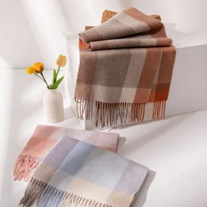 Vue détaillée d'une écharpe à carreaux en laine style coréen pour femme avec franges chic.
