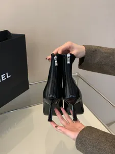 Botines negros de tacon de aguja con punta afilada y cremallera trasera elegantes