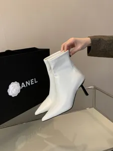 Botines blancos de tacón de aguja con punta fina vista de detalle, calzado elegante.