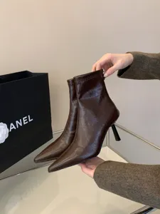 Elegantes botines de color marrón oscuro con punta fina y tacón de aguja para mujeres.