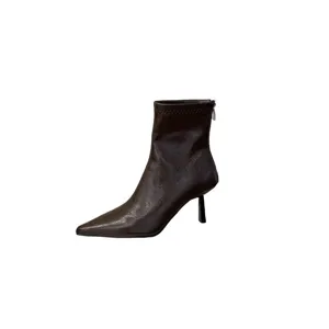 Botines elegantes de mujer con punta puntiaguda y tacón alto marrón oscuro para otoño.