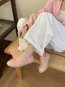 Belles chaussures Mary Jane plates roses avec nœud et bride, vue détaillée chic.