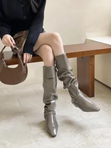Elegantes botas altas para mujer con puntera cuadrada chic y tacón plano para la moda de otoño.