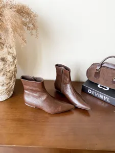 Vue détaillée de bottines marron élégantes à bout pointu et finition en cuir tendance.
