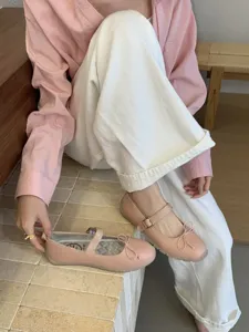Vue détaillée de chaussures Mary Jane plates roses avec nœud délicat et bride pour femmes.