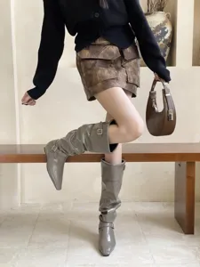 Vista detallada de elegantes botas altas grises con punta cuadrada y tacón bajo para mujer.