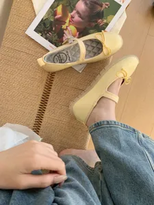 Chaussures plates Mary Jane jaunes pour femmes avec joli nœud et bride pour un style chic.
