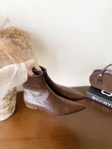 Bottines élégantes en cuir marron à bout pointu et petit talon, parfaites pour l'automne.