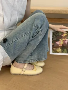 Chaussures Mary Jane plates jaunes de style français avec bride et nœud pour femmes.