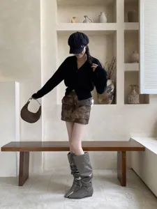 Vista detallada de botas de mujer con punta cuadrada y tacón bajo en elegante estilo.
