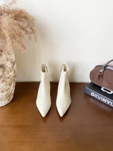 Bottines à bout pointu en détail avec un design élégant et une texture pour femmes.