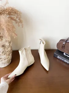 Bottines à talons bas et bout pointu pour femmes, élégantes bottes courtes de mode.