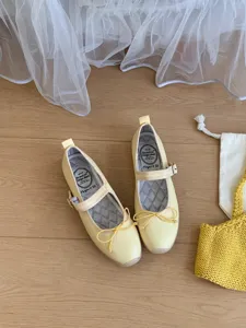 Vue détaillée de chaussures Mary Jane plates jaunes avec nœud et bride, style français.