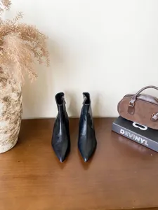 Élégantes bottines noires à bout pointu pour femme, bottes en cuir synthétique hiver.