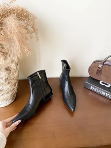 Bottines élégantes noires à bout pointu avec fermeture éclair latérale et talon bas vue de détail